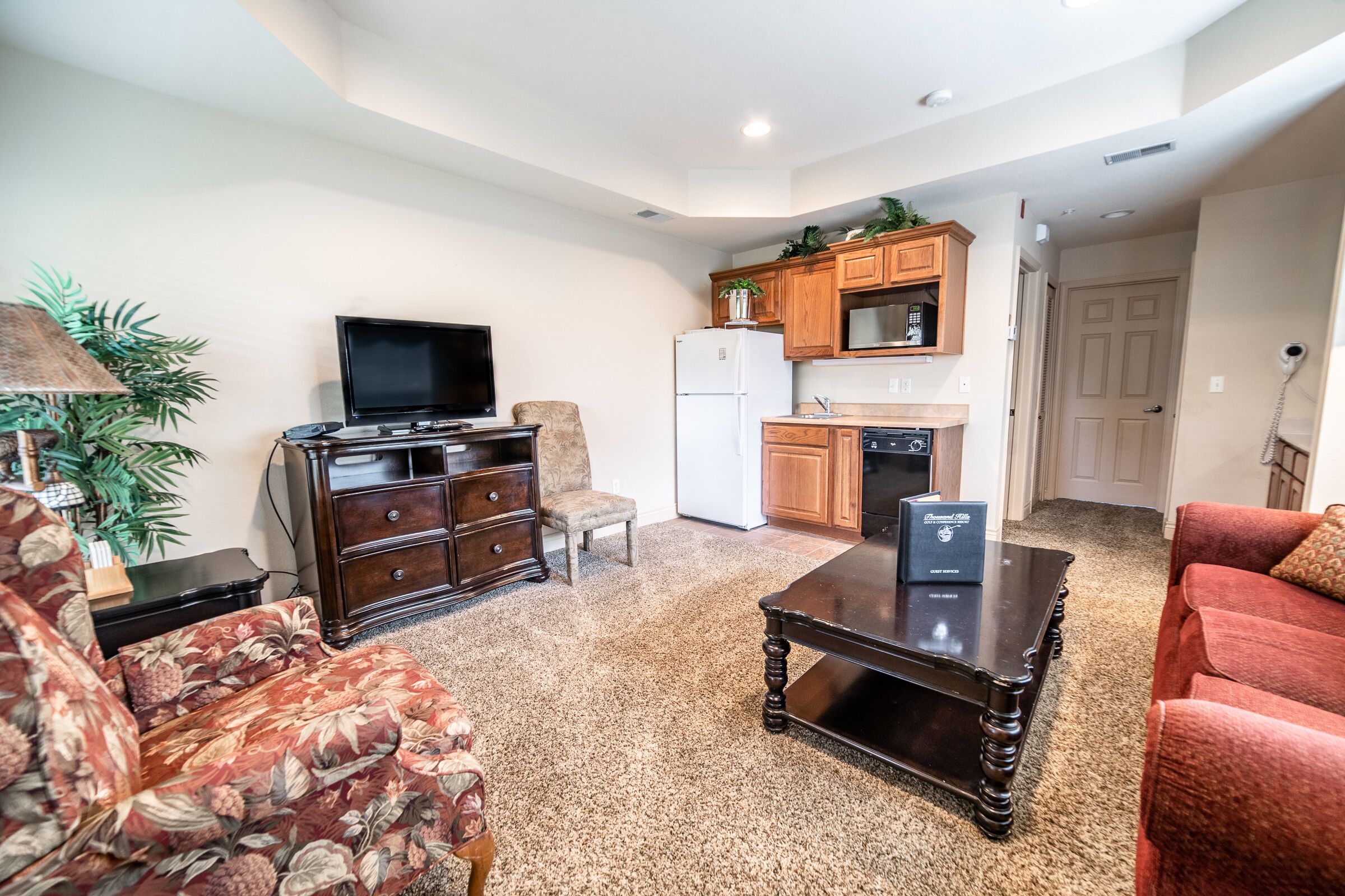 honeymoon suite, 1 bedroom, jetted tub, resort view | living area | smart tv