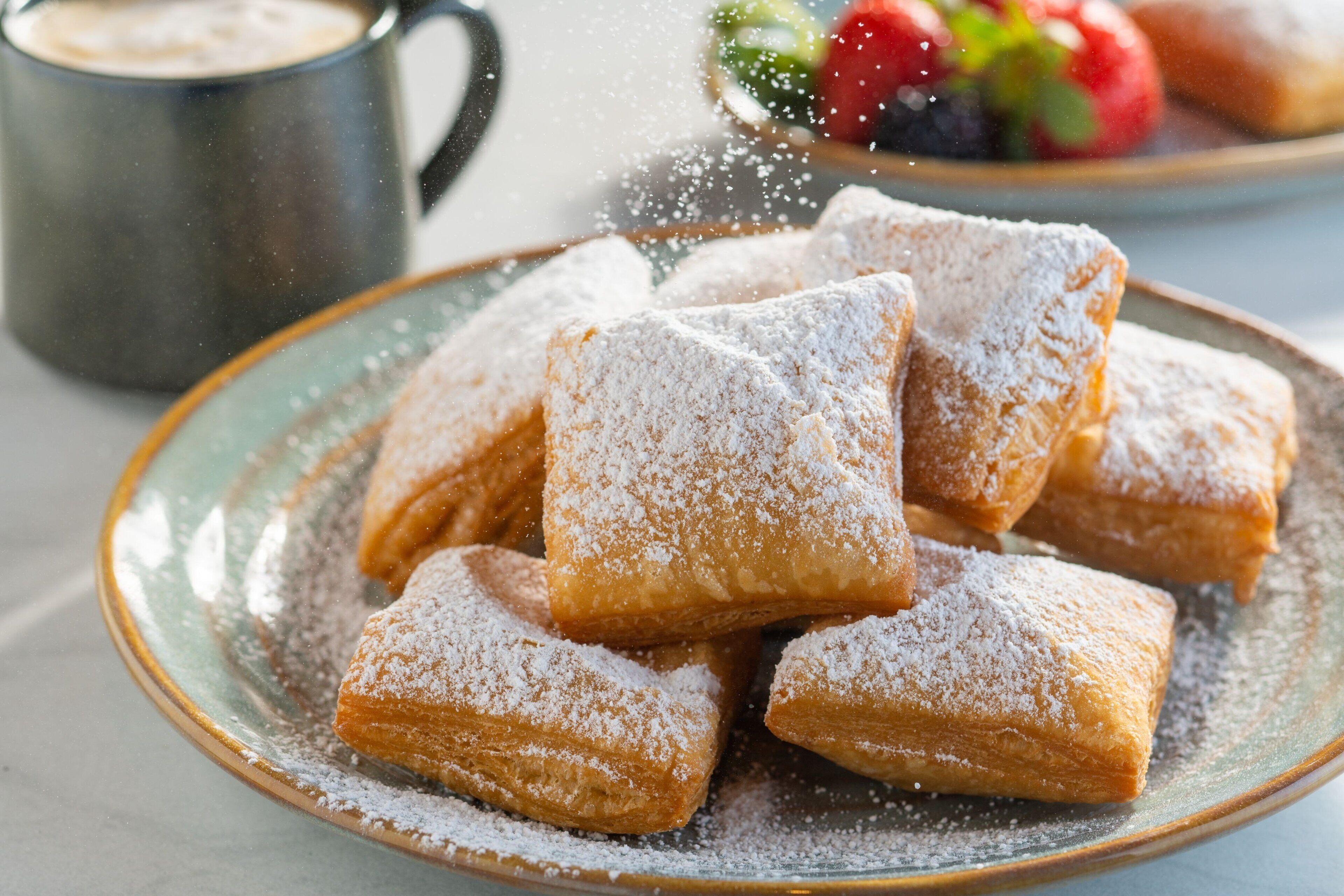 Un plato de pasteles espolvoreados sobre un plato de cerámica.
