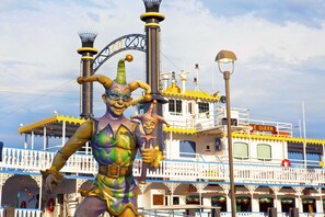 Ein Kreuzfahrtschiff mit aufwendiger Architektur und einer großen Statue eines Hofnarren.