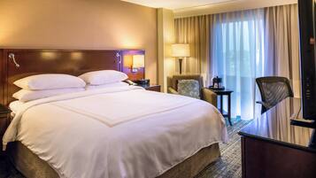 Ropa de cama de alta calidad y caja de seguridad en la habitación