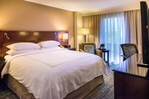 Ropa de cama de alta calidad y caja de seguridad en la habitación 