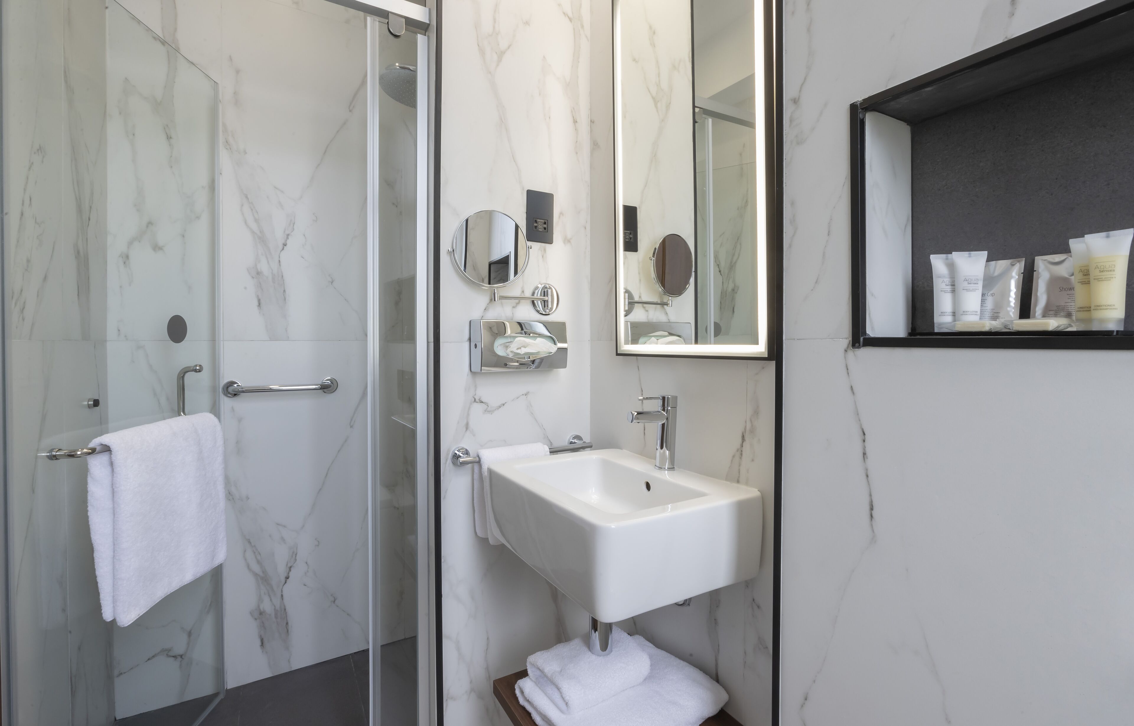 deluxe standard king | bathroom | shower, eco-friendly toiletries, hair dryer, towels