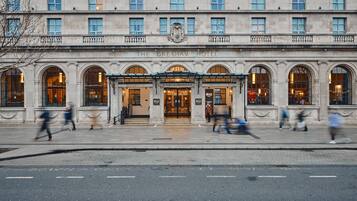 Hotel Gresham, con fachada clásica, ventanas arqueadas y una entrada destacada.