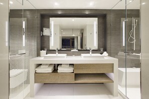Suite Club | Baño | Amenidades de baño de diseñador, secadora de cabello, batas, toallas 
