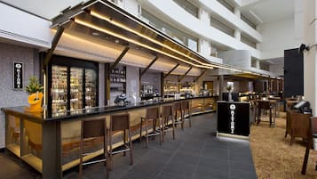 8 間餐廳,供應早餐、午餐和晚餐,義大利料理