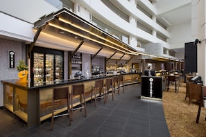 8 restaurants, breakfast, lunch, dinner served; Italian cuisine
