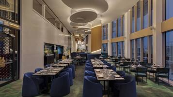 6 restaurants; lunch and dinner served