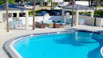 Alberca al aire libre, acceso de 09:00 a 22:00, y camastros