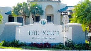 Opastekyltti, jossa lukee ”The Ponce St. Augustine Hotel”, ja jossa on lisäksi pysäköintikuvake sekä yksisuuntaisen liikenteen merkki.