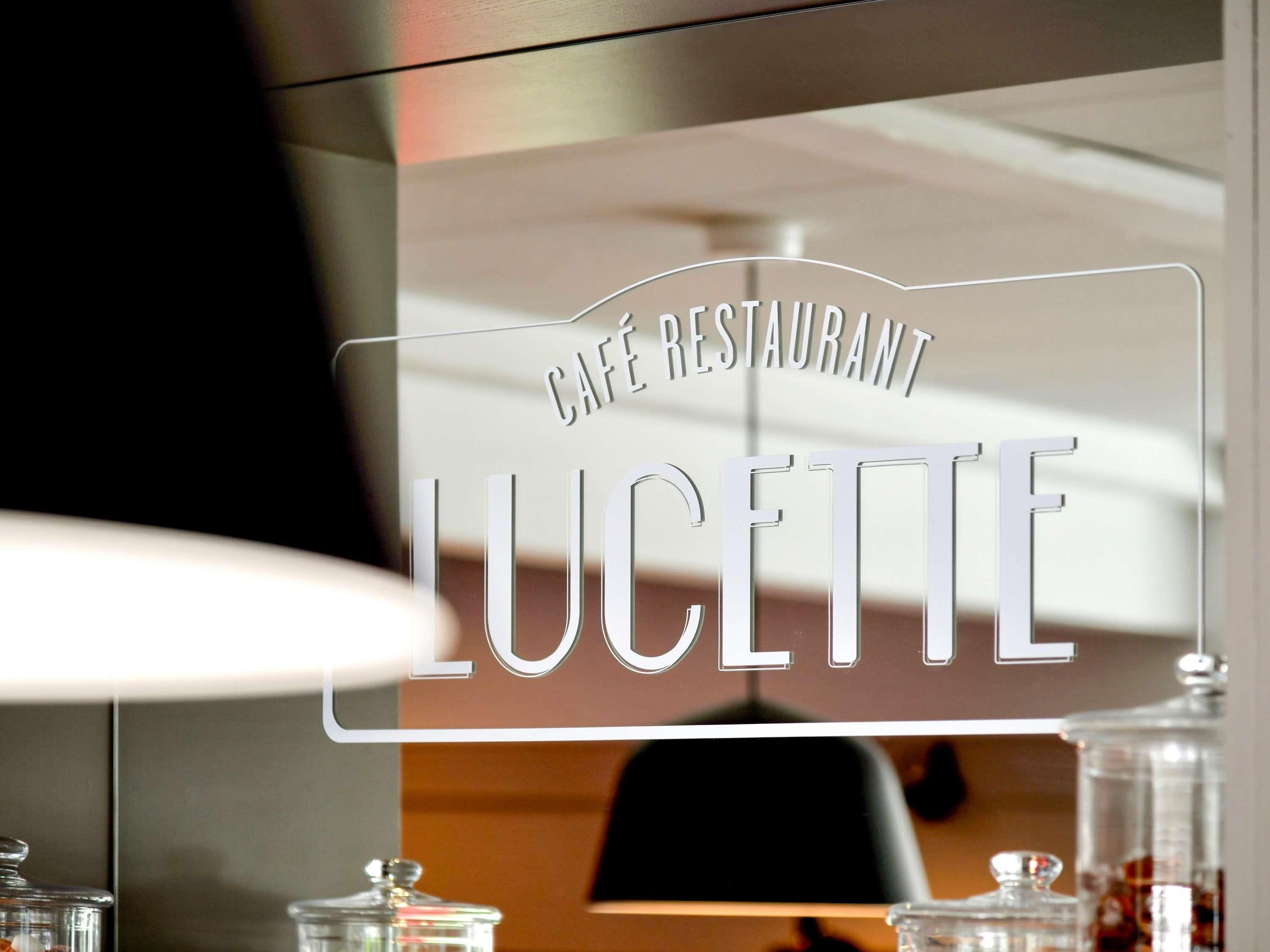 Une enseigne de café-restaurant avec le nom « LUCKETTE » écrit dans une police de caractères moderne et métallique.