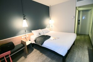 Schreibtisch, laptopgeeigneter Arbeitsplatz, schallisolierte Zimmer