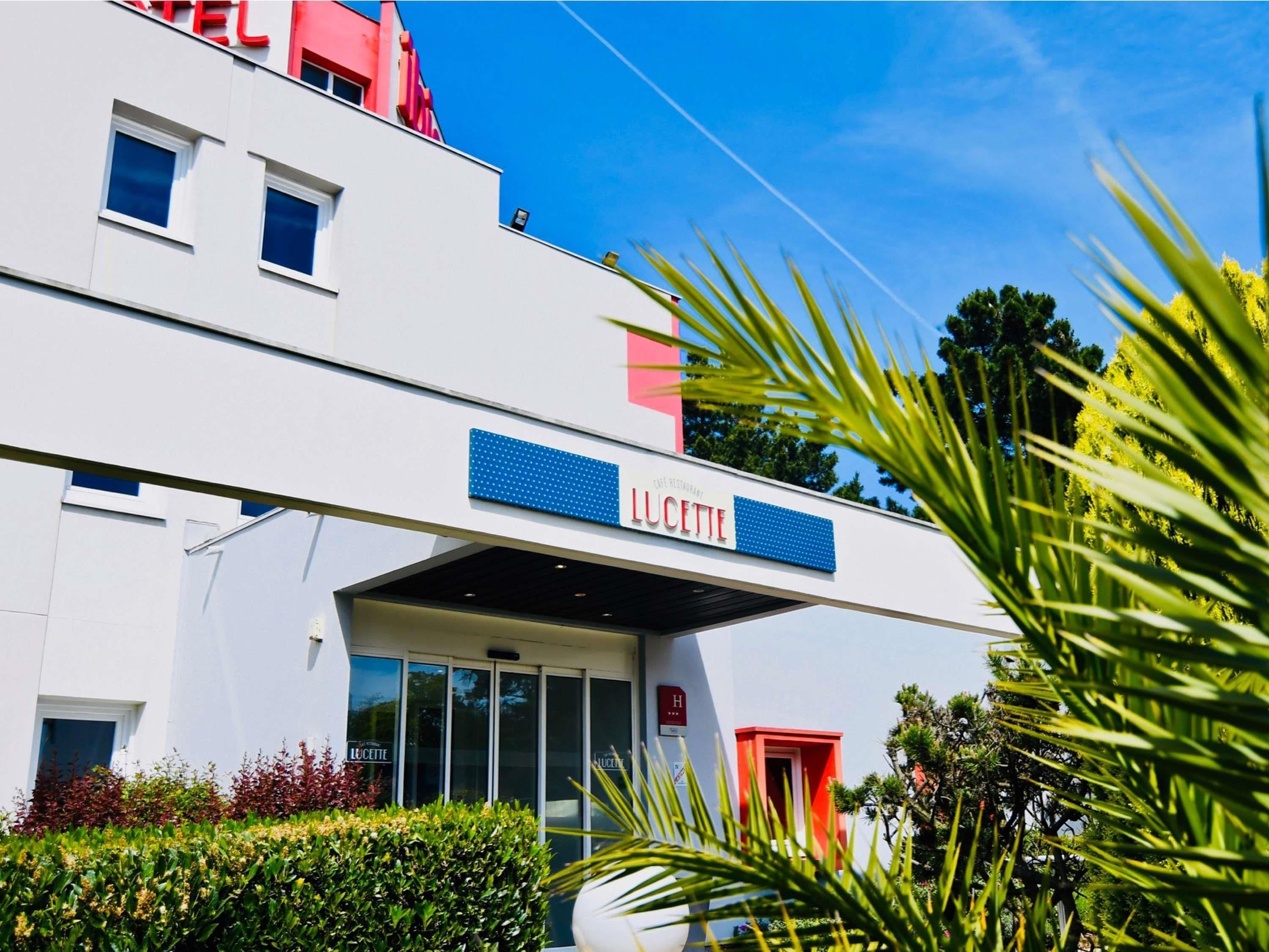 Un edificio moderno con un letrero llamativo que indica 'LUCKETTE', un restaurante.