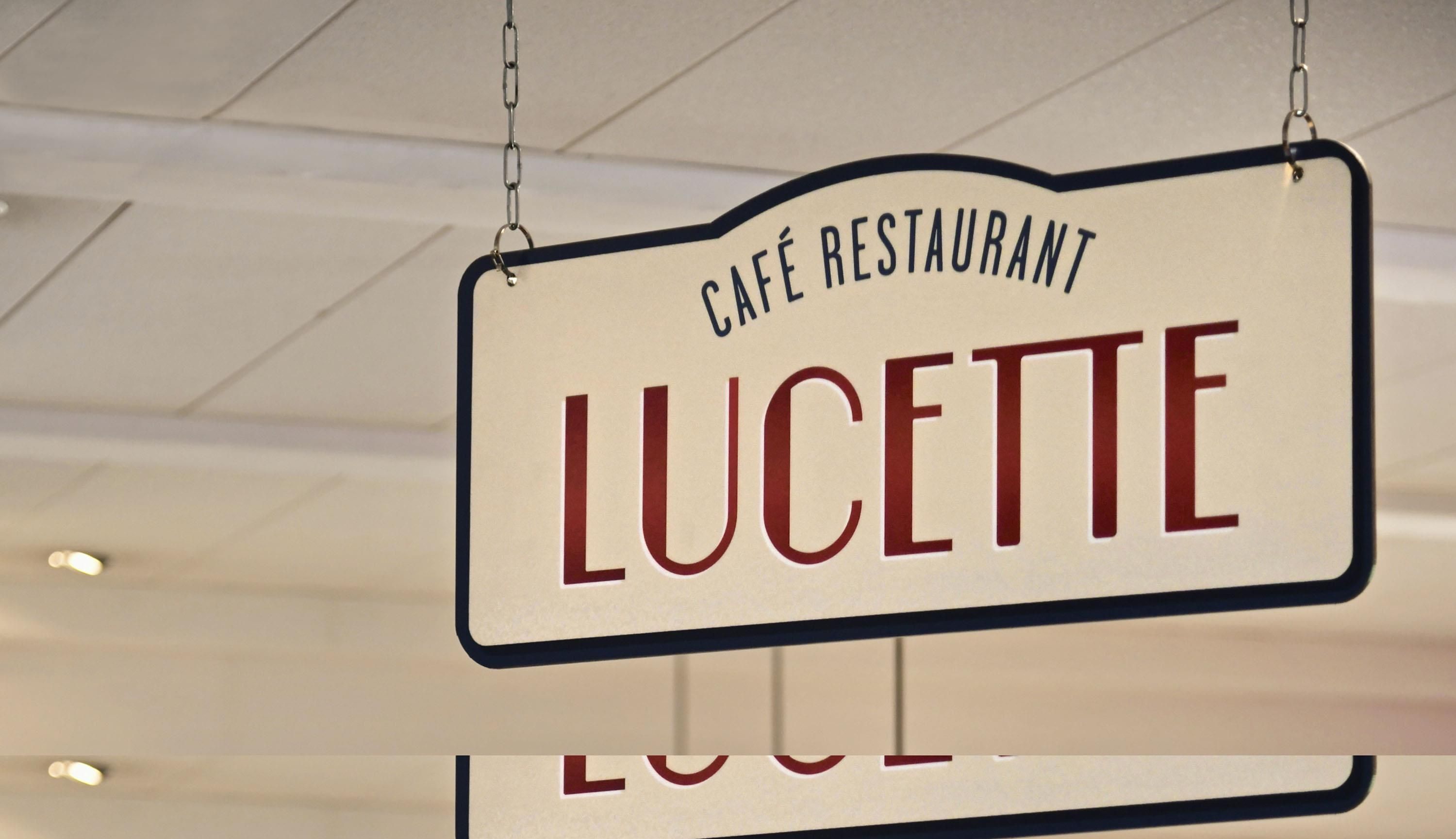 Señal colgante del Café Restaurante Lucette.