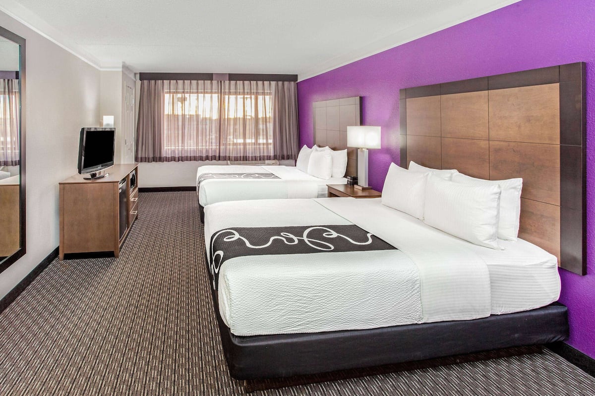 Habitación, 2 camas Queen size, para no fumadores | Ropa de cama de alta calidad y escritorio