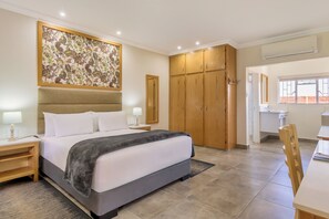 GUEST ROOM 1 QUEEN BED WITH GARDEN VIEW | 高档床上用品、客房内保险箱、办公桌、免费 WiFi