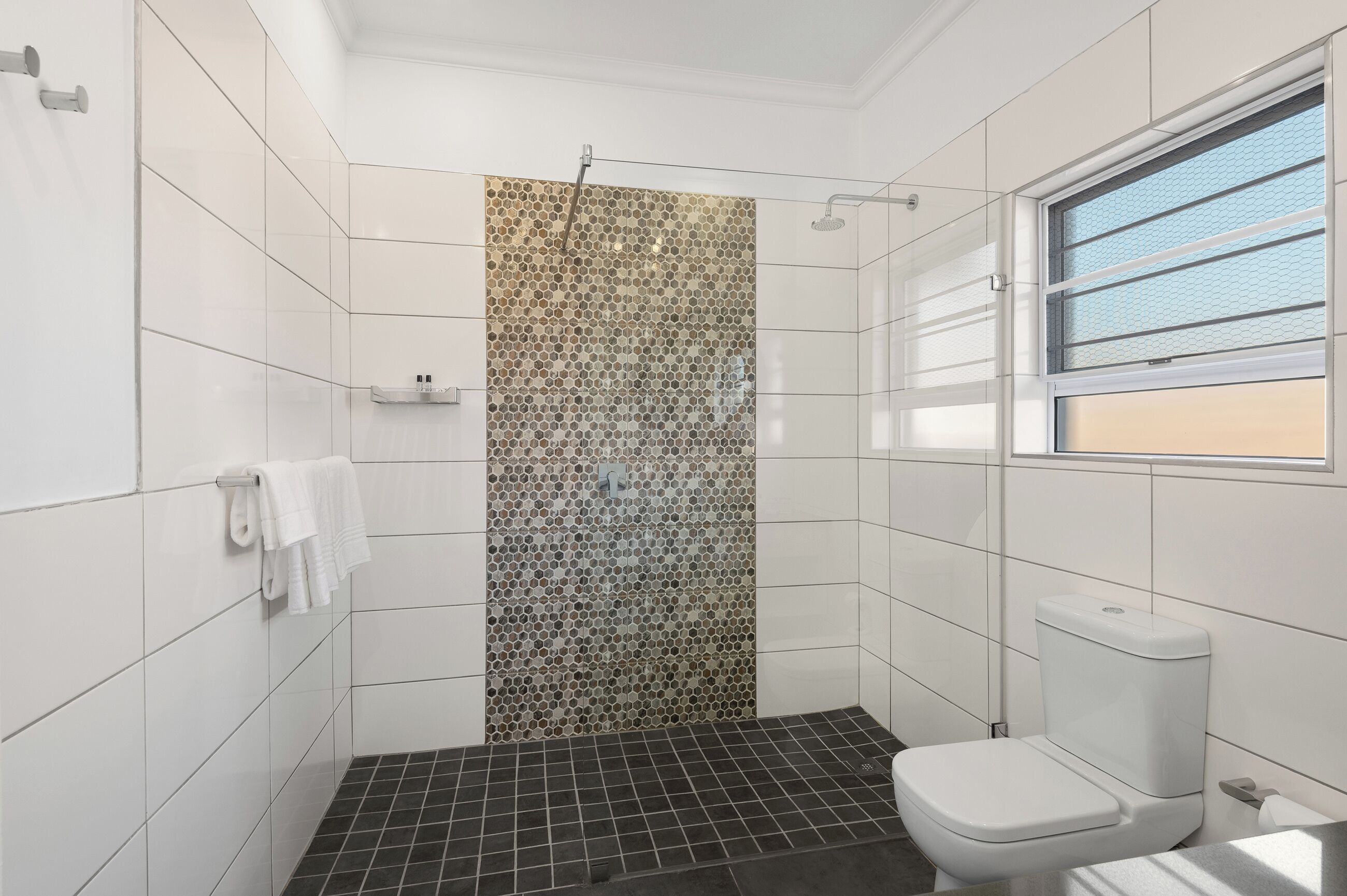 business single room | bathroom | shower, eco-friendly toiletries, hair dryer, towels