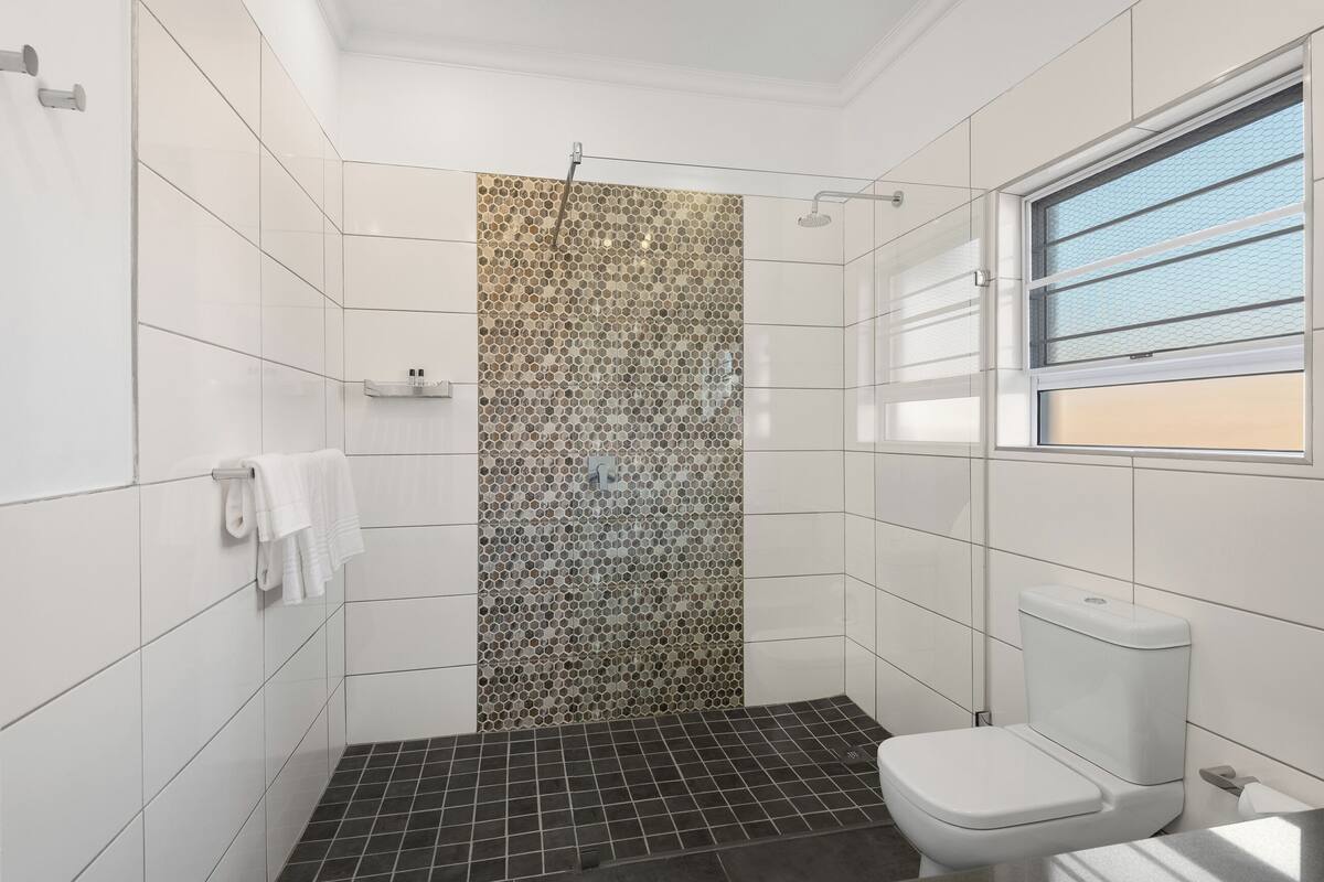 business single room | bathroom | shower, eco-friendly toiletries, hair dryer, towels