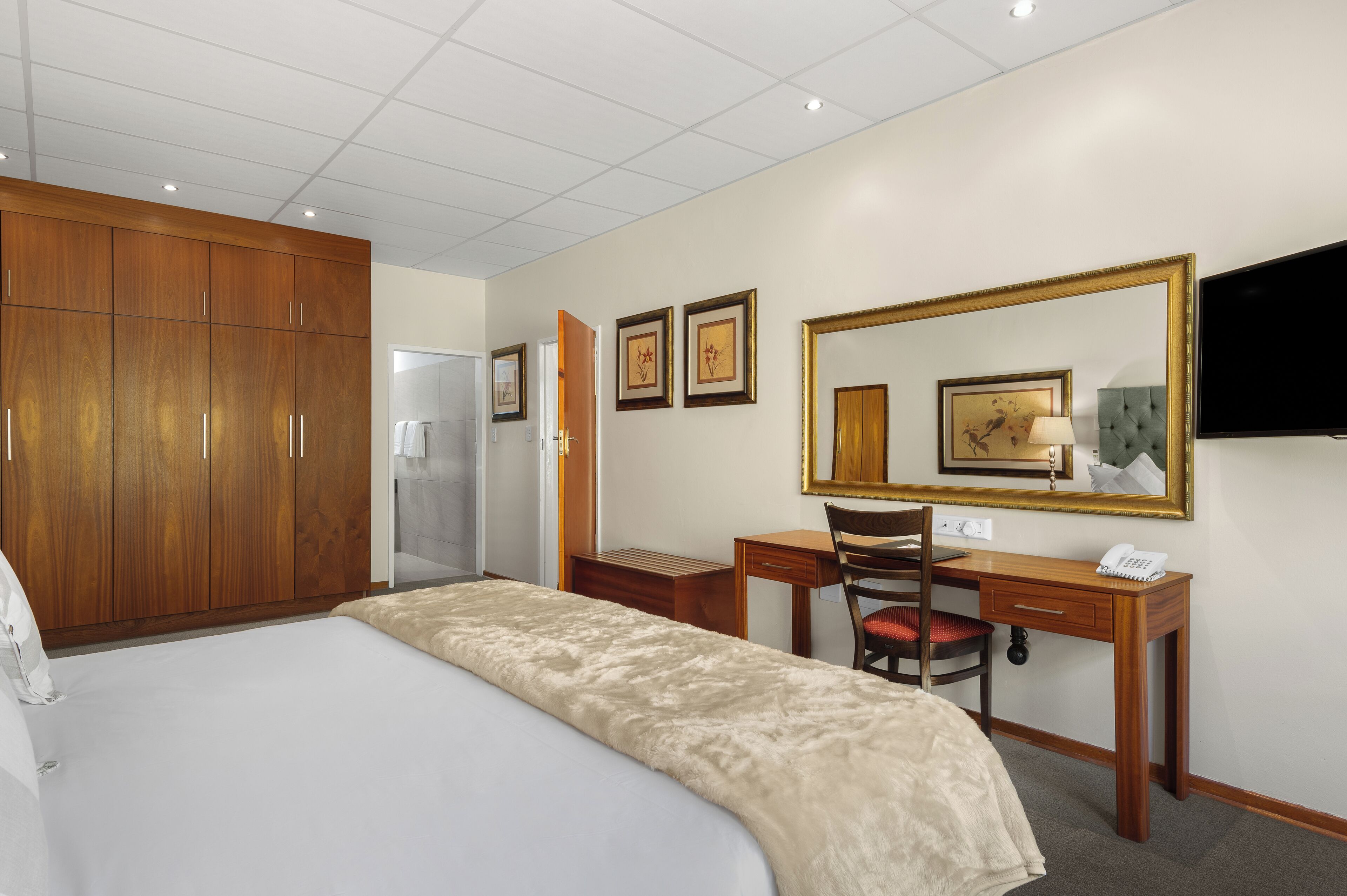 高档床上用品、客房内保险箱、办公桌、免费 WiFi