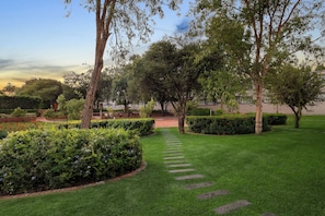 SUPERIOR QUEEN ROOM WITH GARDEN VIEW (1 X QUEEN BED)