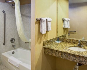 シャワー付き浴槽、バスアメニティ (無料)、ヘアドライヤー、タオル