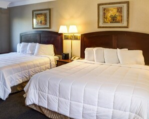 خزنة داخل الغرفة ومكتب ومكواة/لوح كي وأسرّة أطفال/رضّع