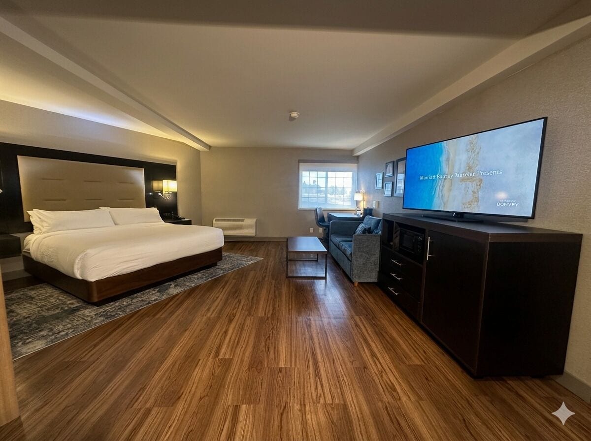 Safe på rommet, skrivebord og skrivebord for bærbar PC