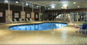 Innenpool, geöffnet von 08:00 Uhr bis 22:00 Uhr, Liegestühle
