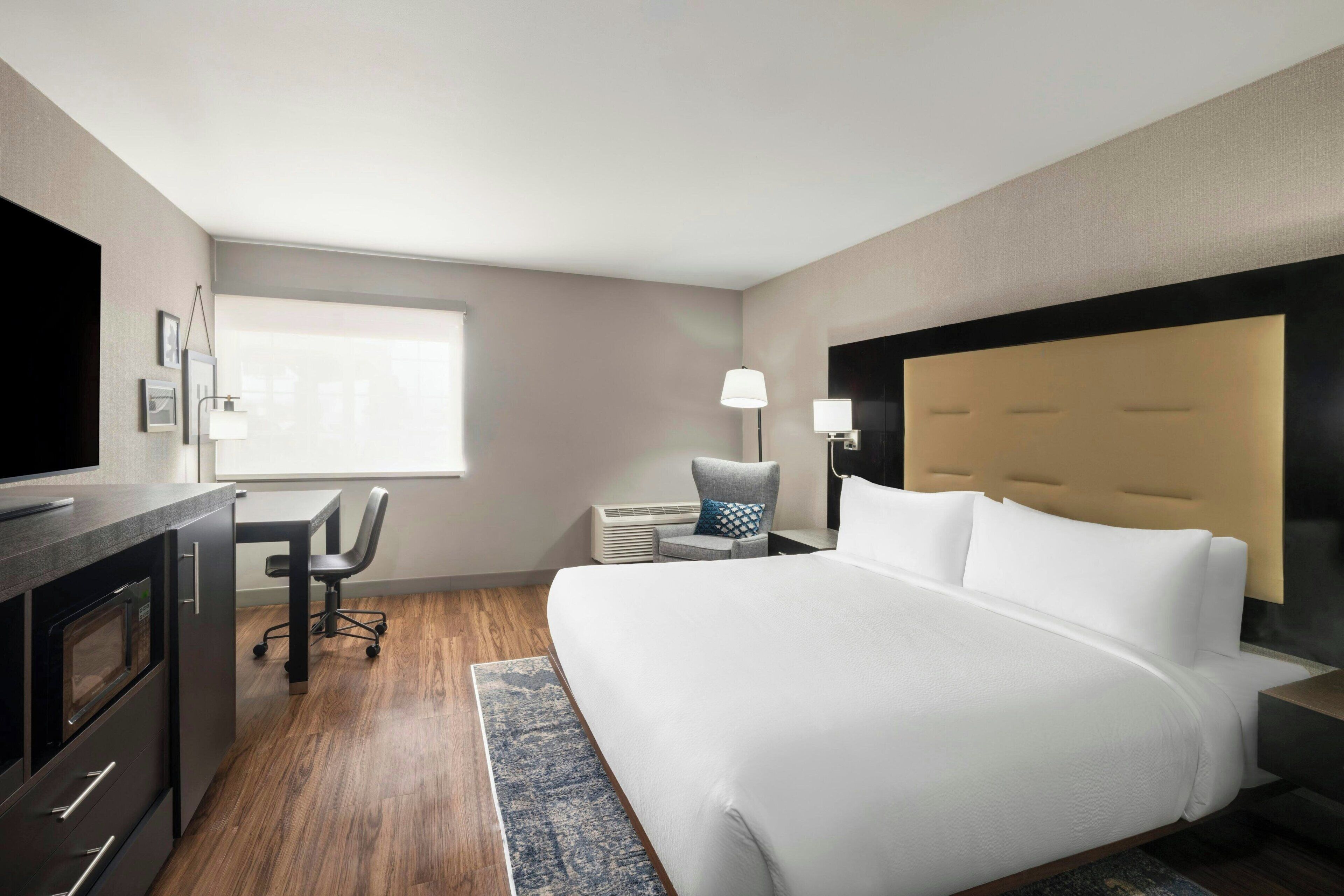 Suite, 1 King Bed with Sofa bed | Premium bedding, down duvets, in-room safe, desk