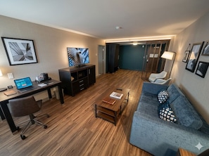 Premium bedding, down duvets, in-room safe, individually decorated - Four Points by Sheraton Rock Springs (Rock Springs)