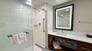 Hydromassage showerhead, free toiletries, hair dryer, towels