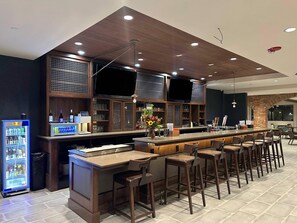 Se sirven almuerzos, cenas y cocina mexicana 