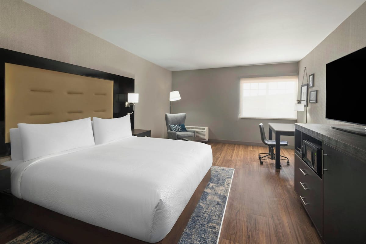 Standard Room, 1 King Bed | Premium bedding, down duvets, in-room safe, desk