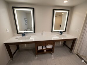 Hydromassage showerhead, free toiletries, hair dryer, towels