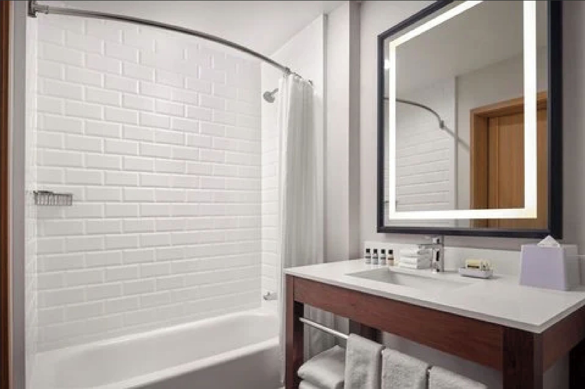 Douche hydromassante, articles de toilette gratuits, sèche-cheveux