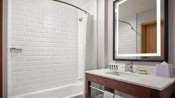 Douche hydromassante, articles de toilette gratuits, sèche-cheveux