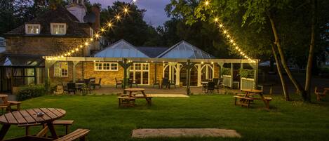 2 من المطاعم، حيث تُقدم وجبات الغداء، العشاء، الأطباق البريطانية