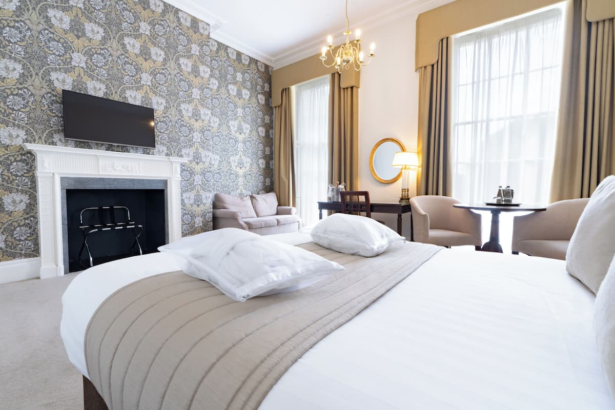 heritage double room | 1 bedroom, in-room safe, desk, iron/ironing board