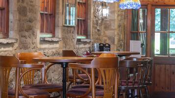 Serves lunch and dinner