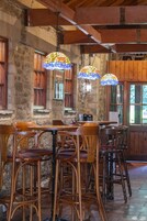 供应午餐和晚餐