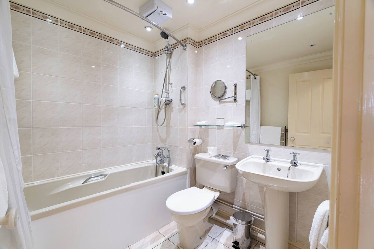 classic twin room | bathroom | free toiletries, hair dryer, towels
