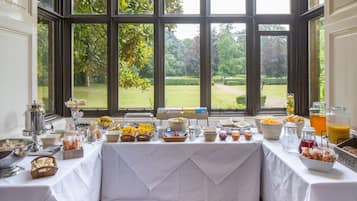 Desayuno buffet diario (GBP 17.50 por persona)