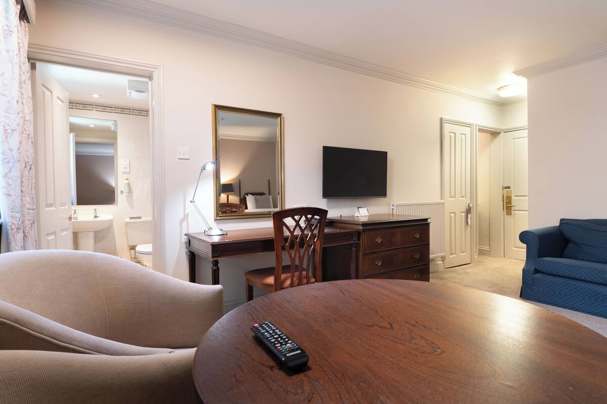 classic triple room | 1 bedroom, in-room safe, desk, iron/ironing board