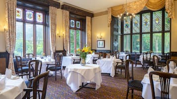 2 restauranter, lunsj og middag serveres, britiske retter