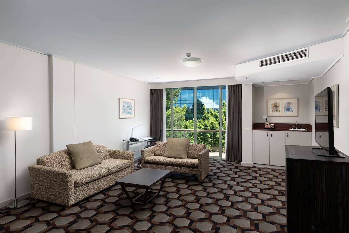 Embassy Suite | Hochwertige Bettwaren, Pillowtop-Betten, individuell dekoriert