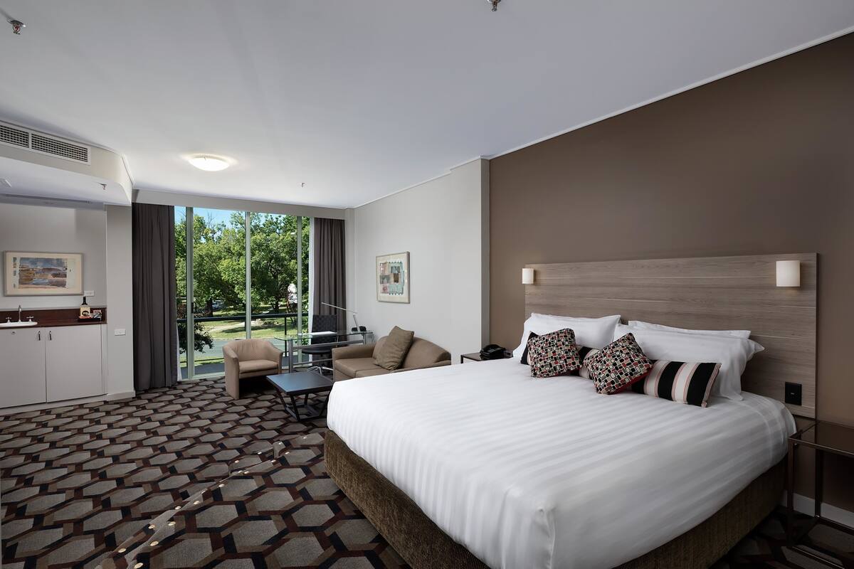 エグゼクティブ スイート | 高級寝具、ピロートップベッド、デスク、遮光カーテン
