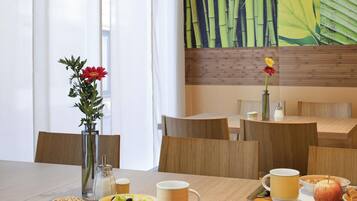 Tägliches Frühstücksbuffet gegen Gebühr
