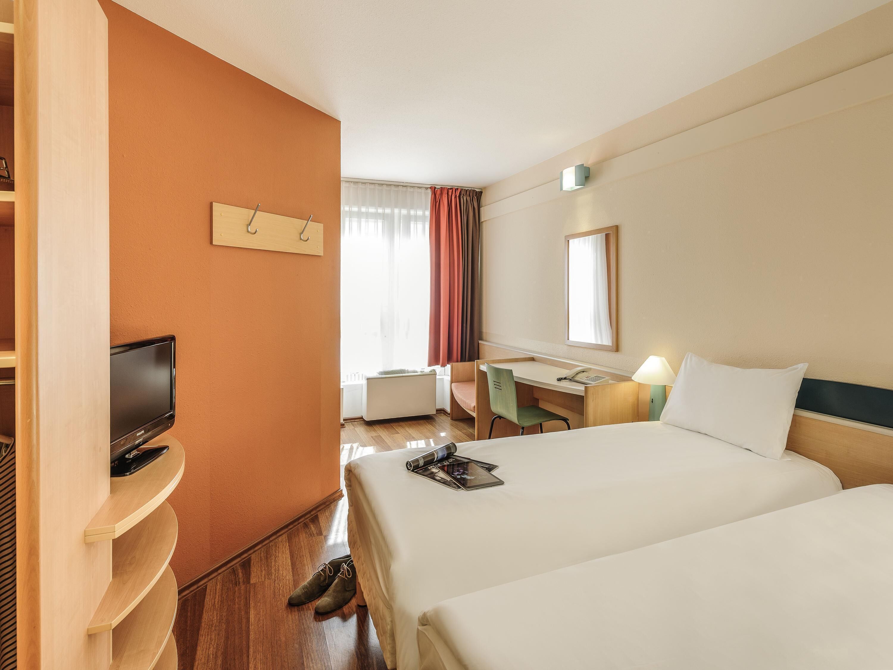 Chambre Standard avec lits jumeaux, 2 lits une place | Bureau, rideaux occultants, fer et planche à repasser, Wi-Fi gratuit