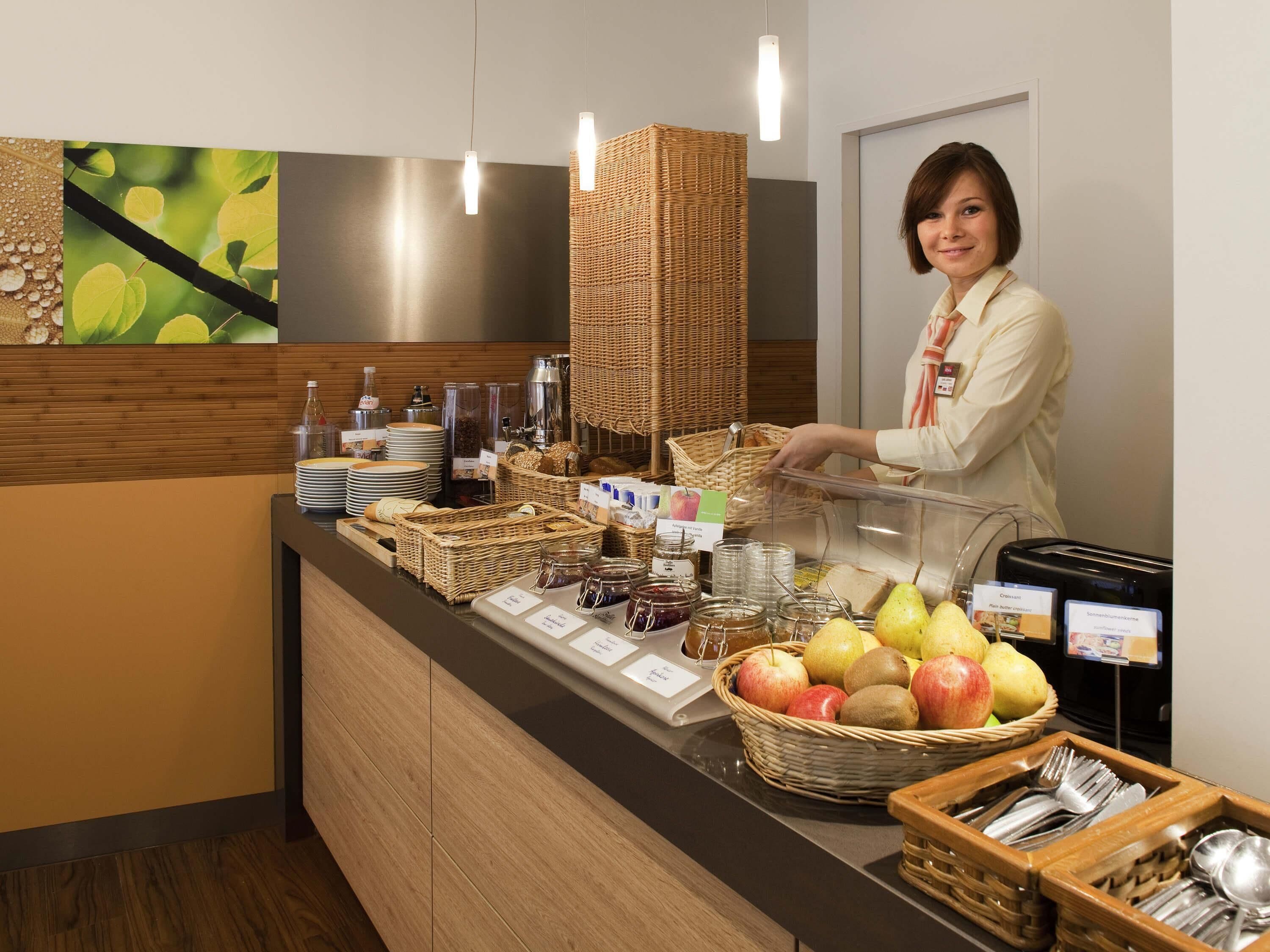 朝食 (ビュッフェ)、毎日提供 (1 名様 18 EUR)