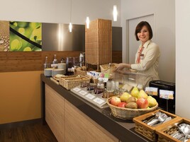 每日供应自助式早餐（每人 EUR 18）