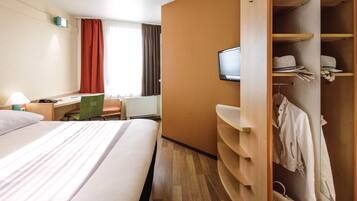Standardzimmer | Schreibtisch, Verdunkelungsvorhänge, Bügeleisen/Bügelbrett